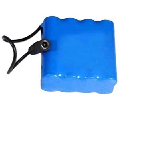 Une batterie rechargeable de 3,2 V Lifepo4 AAA 14500 18500 18650 3,7 V 4