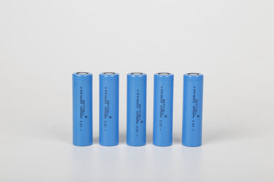 Une batterie rechargeable de 3,2 V Lifepo4 AAA 14500 18500 18650 3,7 V